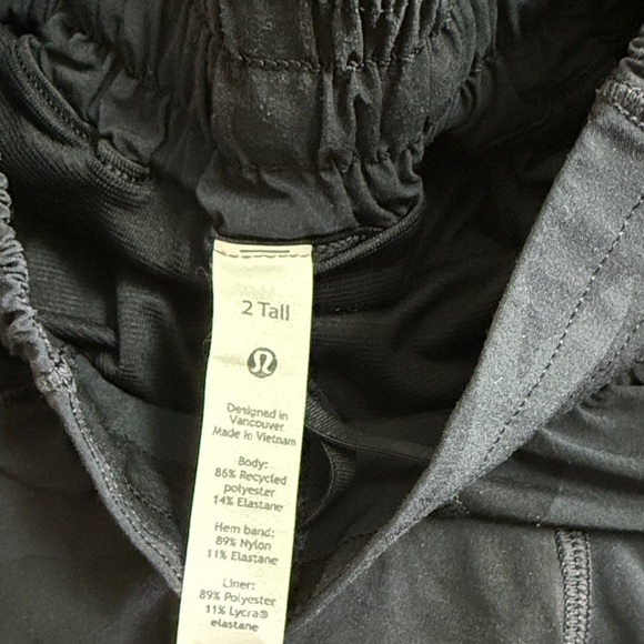 lululemon athletica hotty hot Black camo Athletic Shorts size 2 4” length - Picture 2 of 4